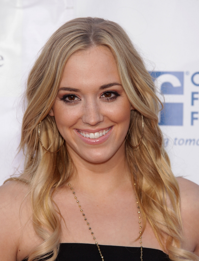 Andrea Bowen affiche un sourire ravageur à Los Angeles
